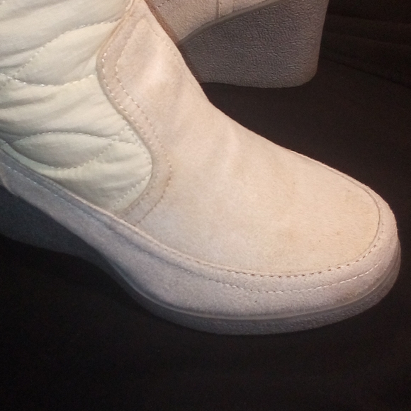 Woman's size 6 Predictions white wedge winter boots faux fur trim with pom poms. - Picture 8 of 13